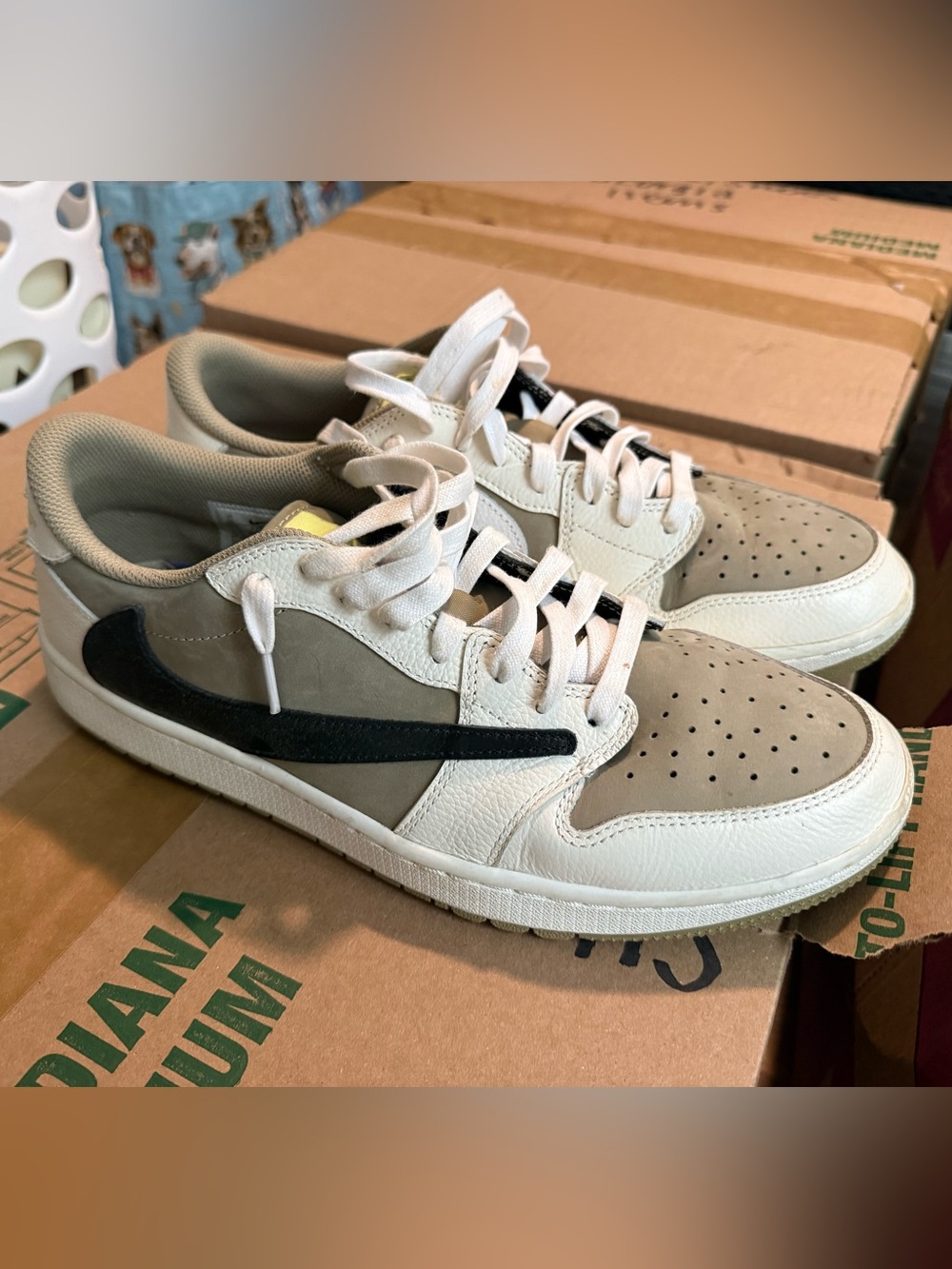 Men’s Travis Scott Jordan 1 Low Golf - Sneakers in Beige, White and Black